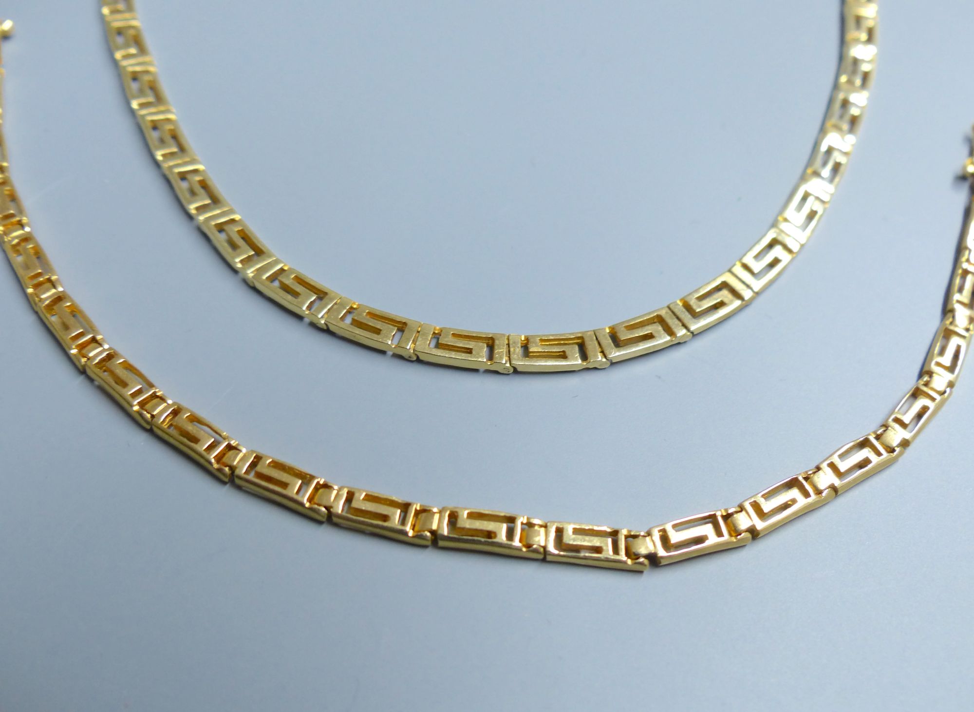 A modern 585 yellow metal Greek Key link necklace, approx. 42cm and matching bracelet, 18cm,